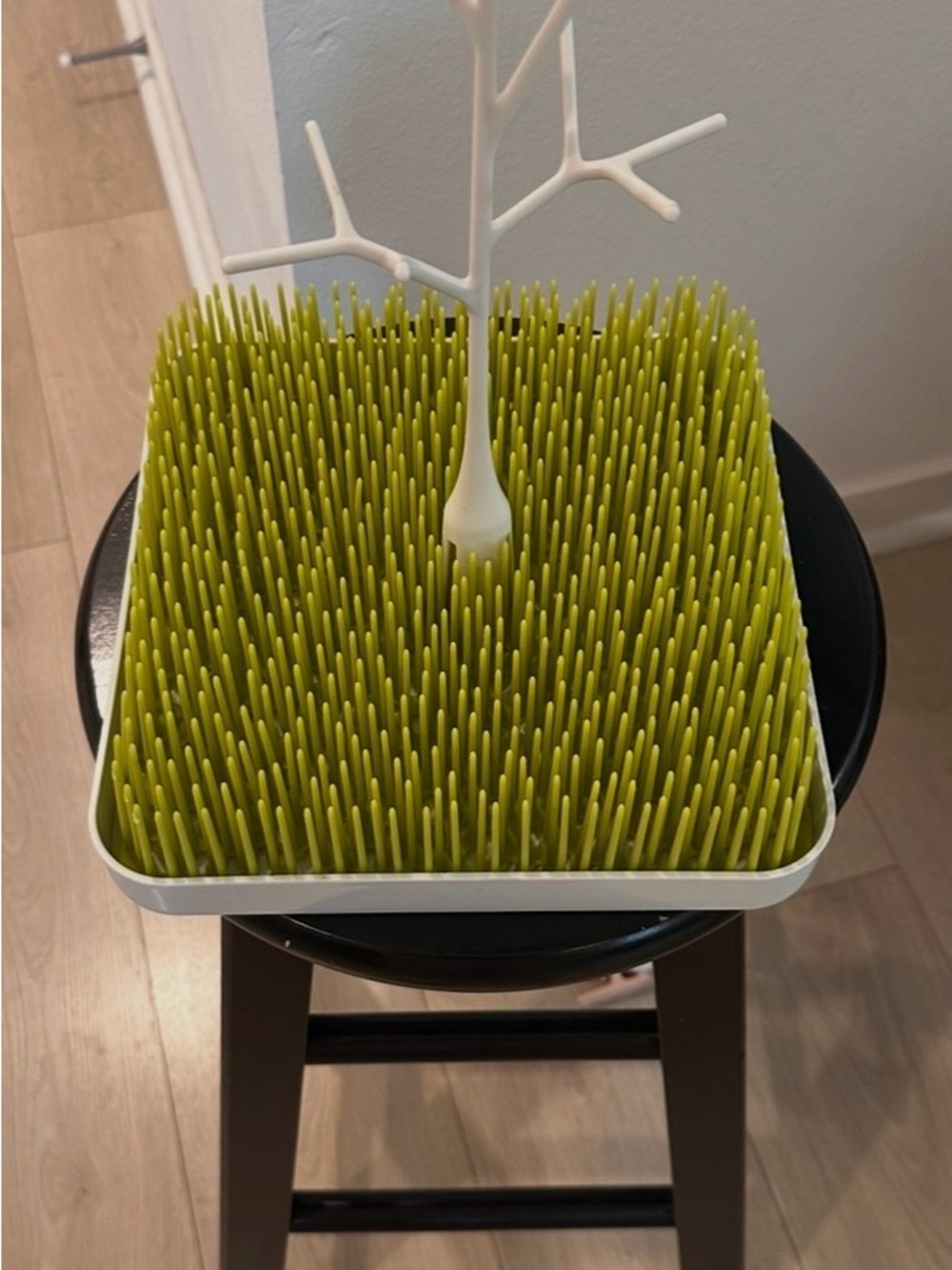 Boon Modern Grass-Style Bottle Drying Rack in Lime Green